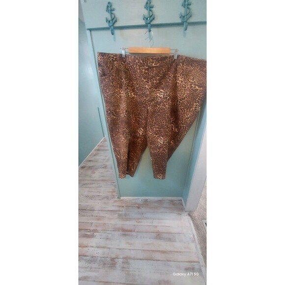! Denim 24/7 Women's Size 32W leopard print stretch Pants - Picture 2 of 10